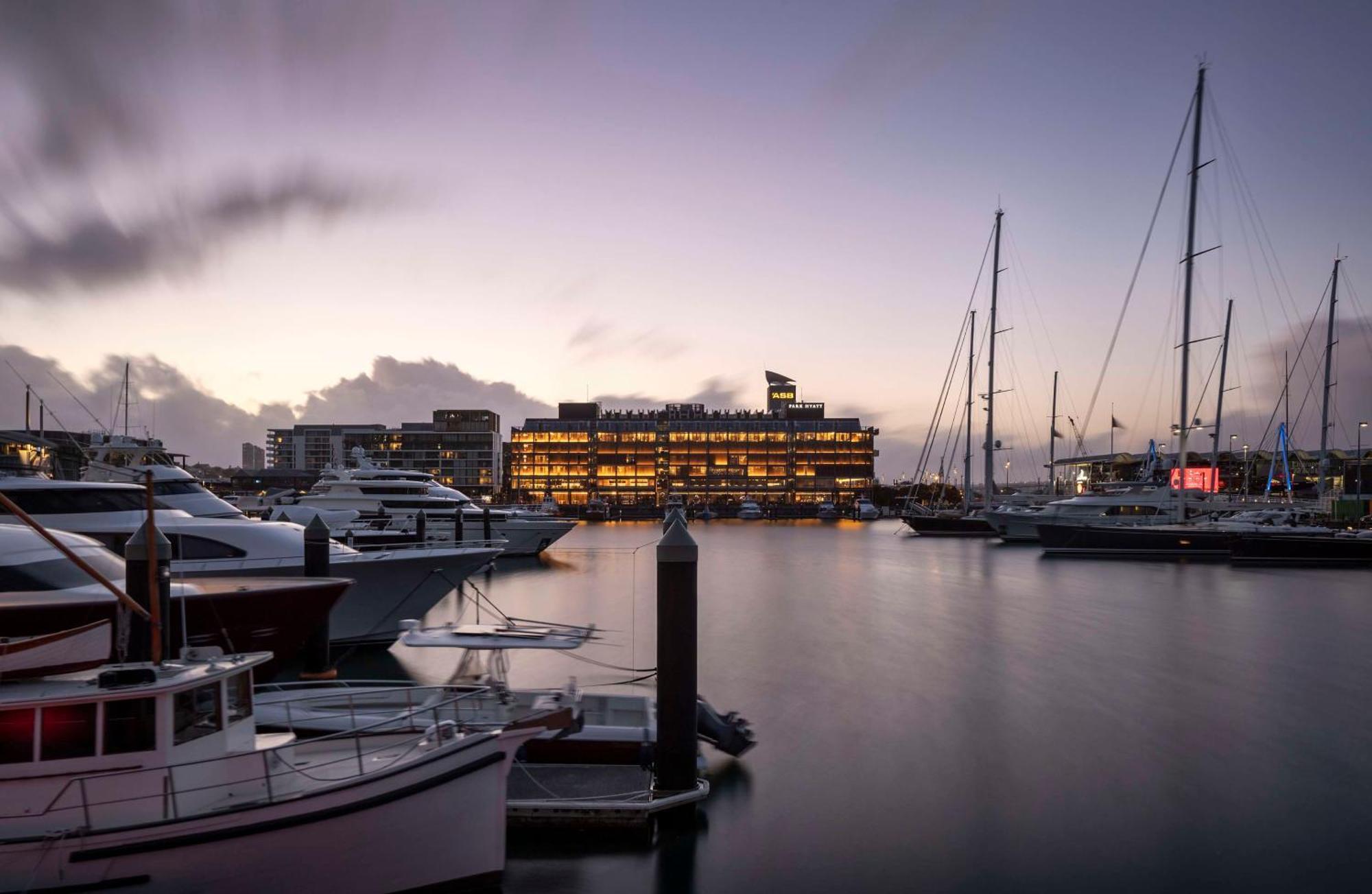 Hotel Park Hyatt Auckland Esterno foto The hotel at dusk