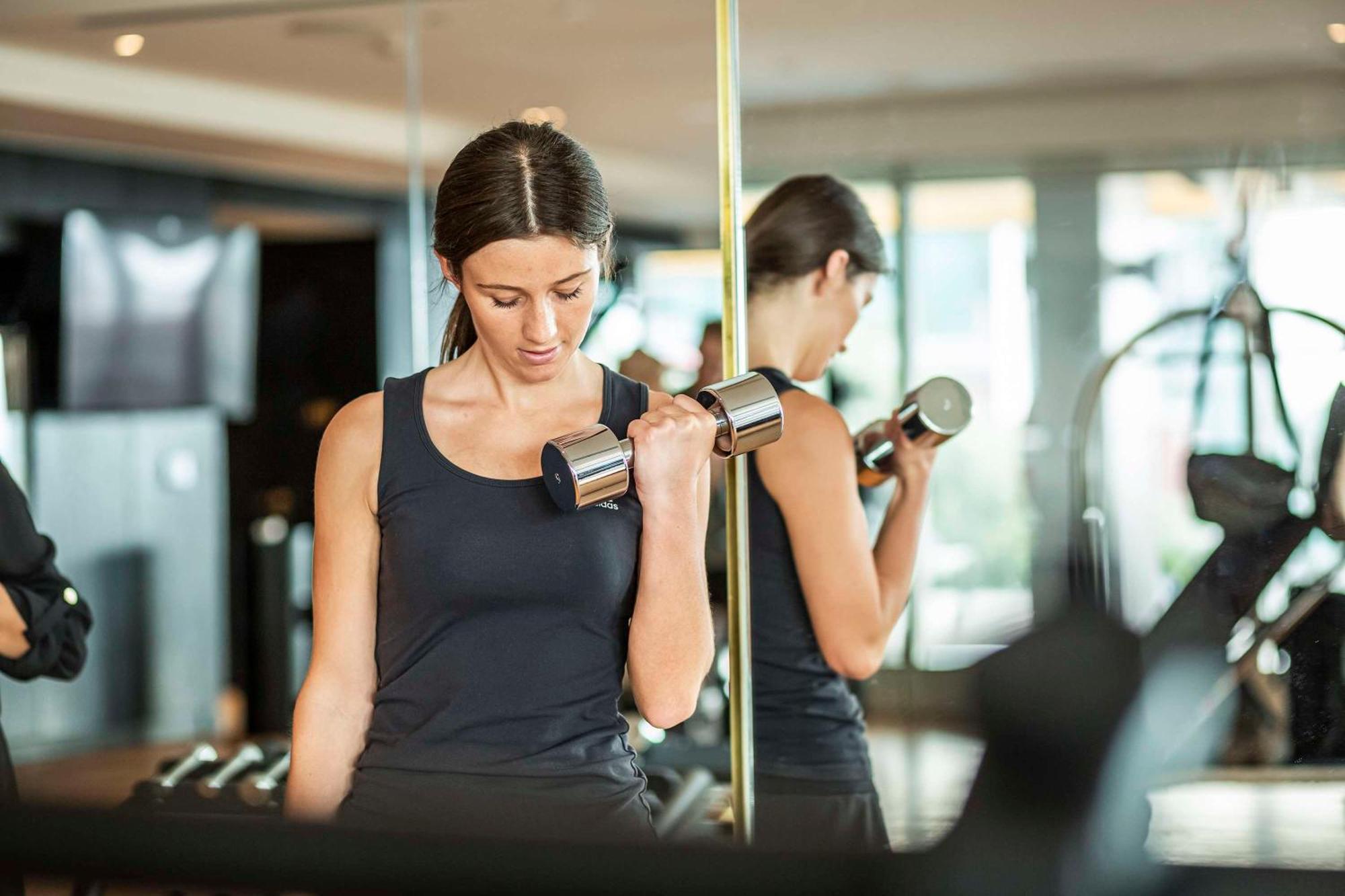 Hotel Park Hyatt Auckland Esterno foto A woman lifting weights